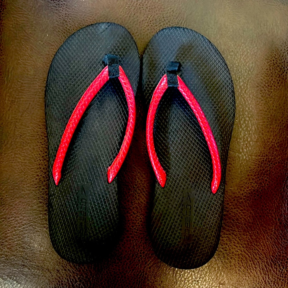 SPEEDO black flip flops w red leather braided design. Very comfortable!